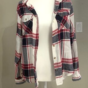 Plaided longsleeve flannel.